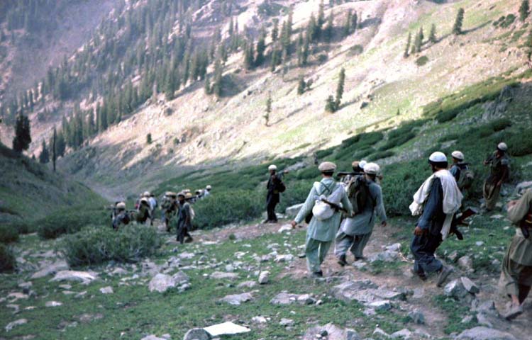 Mujahideen descend from 3,200-m Saohol Sar pass down towards Sao village on the Kunar River. Afghanistan, Kunar, aug 1985