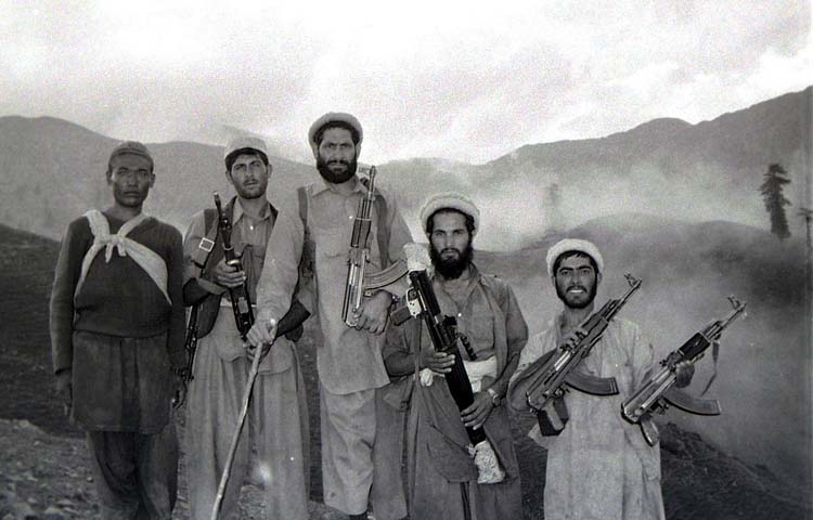 Yunus Khalis group mujahideen with uzbek (kunduz) soldier who deserted from Asmar garrison