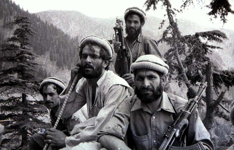 Commander Shapoor and 3 of his mujahideen (Yunus Khalis group) preparing for rocket attack on Barikot garrison. Afghanistan, Kunar, aug 1985